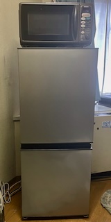 AQUAの冷蔵庫，上にオーブンレンジが乗っている